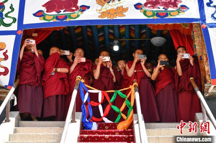 图为西藏山南桑顶寺“岗甲萨”大法会跳神活动现场。　贡嘎来松 摄